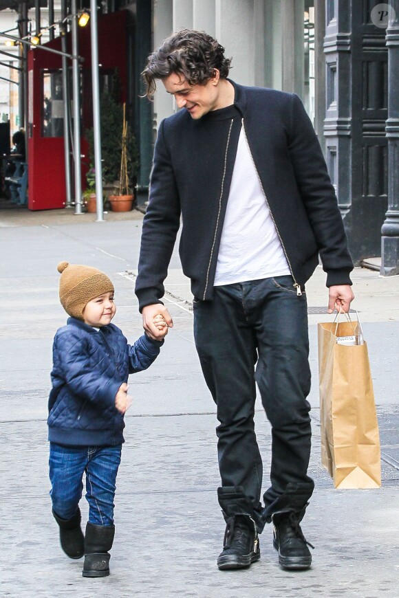 Flynn et son père Orlando Bloom, habillé d'une veste à zip asymétrique Thamanyah et de baskets Rick Owens, se promènent à New York. Le 1er décembre 2013.