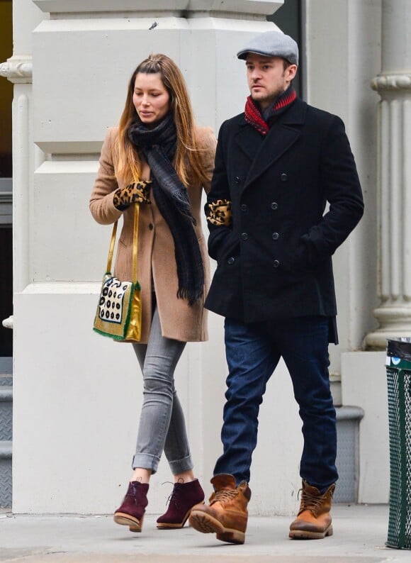 Jessica Biel et Justin Timberlake se baladent bras dessus-bras dessous à New York, le 1er mars 2013.