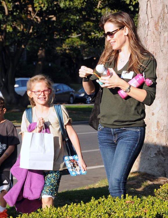 Jennifer Garner et sa fille Violet à la sortie de l'école à Santa Monica, le 20 décembre 2013.
