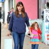 Jennifer Garner fait du shopping avec sa fille Seraphina pour une nouvelle paire de chaussures, à Brentwood, le 19 décembre 2013.