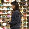 Jennifer Garner fait du shopping avec sa fille Seraphina pour une nouvelle paire de chaussures, à Brentwood, le 19 décembre 2013.