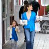 L'actrice Jennifer Garner et sa fille Seraphina sont allées chercher des boissons au Farmshop, au Brentwood Country Mart, à Brentwood, le 18 décembre 2013.