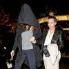 Kim Kardashian sort du cinéma accompagnée de Kanye West, Kendall Jenner, sa mère Kris, Kourtney Kardashian et Scott, à Calabasas, Los Angeles, CA, USA le 21 décembre 2013
