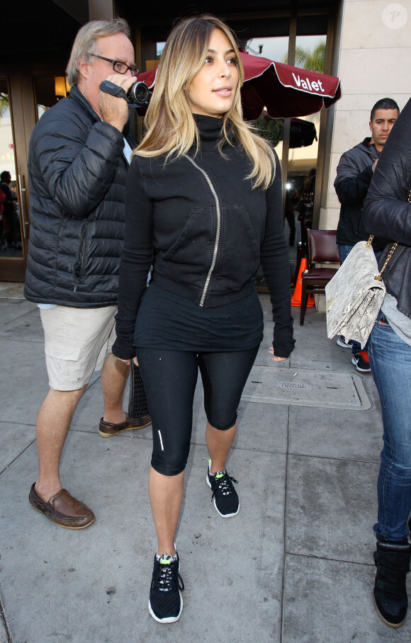Kim Kardashian se trouve à Beverly Hills, le 21 decembre 2013. La jeune maman a déjeuné avec des amis, dans sa tenue de sport