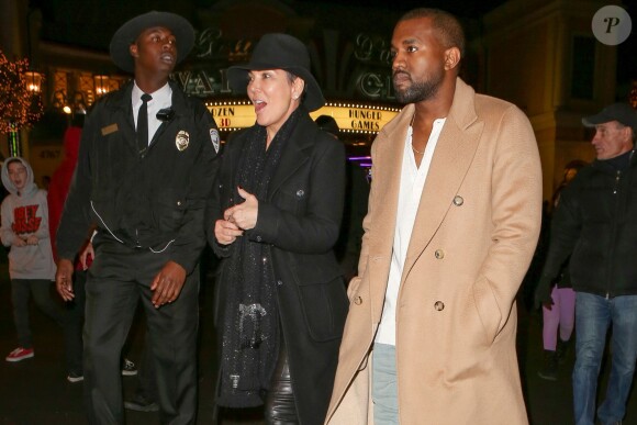 La famille Kardashian -West  sort du cinéma  à Calabasas, après avoir vu Légendes Vivantes, le 21 décembre 2013