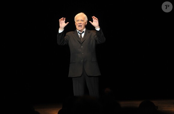 Guy Bedos sur la scène de l'Olympia, pour son dernier spectacle intitulé Rideau !, à Paris. Le 23 décembre 2013.