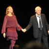 Guy Bedos et sa femme Joe sur la scène de l'Olympia, pour son dernier spectacle intitulé Rideau !, à Paris. Le 23 décembre 2013.