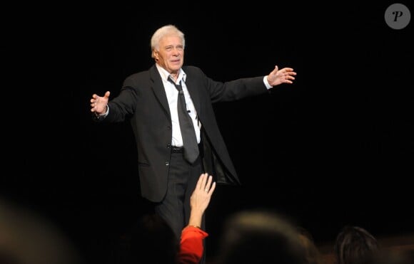 Guy Bedos sur la scène de l'Olympia, pour son dernier spectacle intitulé Rideau !, à Paris. Le 23 décembre 2013.