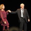 Guy Bedos et sa femme Joe sur la scène de l'Olympia, pour son dernier spectacle intitulé Rideau !, à Paris. Le 23 décembre 2013.