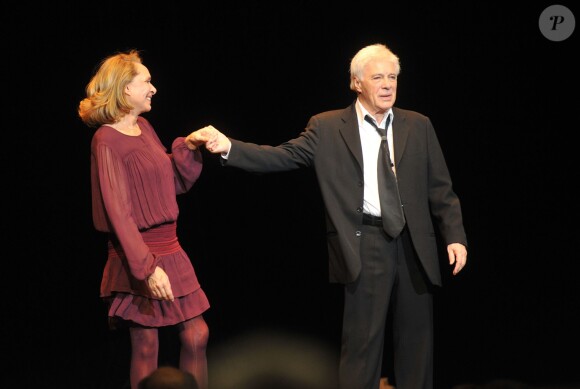 Guy Bedos et sa femme Joe sur la scène de l'Olympia, pour son dernier spectacle intitulé Rideau !, à Paris. Le 23 décembre 2013.
