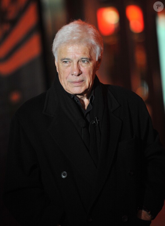 Guy Bedos devant l'Olympia, pour son dernier spectacle intitulé Rideau !, à Paris. Le 23 décembre 2013.