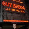 Guy Bedos devant l'Olympia, pour son dernier spectacle intitulé Rideau !, à Paris. Le 23 décembre 2013.