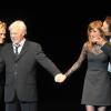 Guy Bedos entouré de sa fille Victoria, son fils Nicolas et Muriel Robin sur la scène de l'Olympia, pour son dernier spectacle intitulé Rideau !, à Paris. Le 23 décembre 2013.