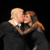 Guy Bedos entouré de sa fille Victoria et Muriel Robin sur la scène de l'Olympia, pour son dernier spectacle intitulé Rideau !, à Paris. Le 23 décembre 2013.