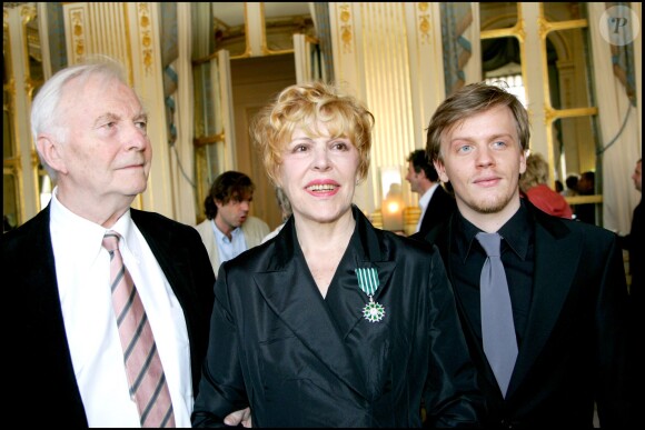 Sylvie Joly entourée de Pierre Vitry, son époux, et Alex Lutz, son dernier metteur en scène, au ministère de la Culture où elle recevait les insignes de chevalier dans l'ordre des Arts et des Lettres, le 7 juin 2006.