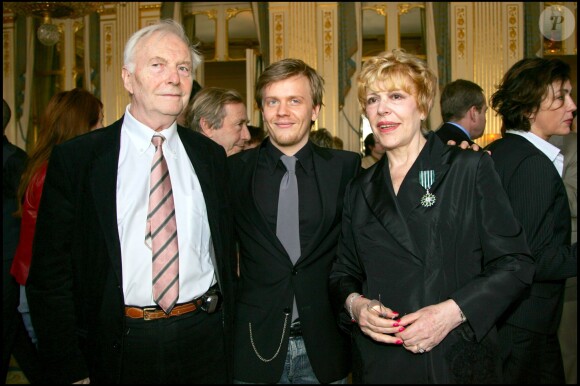 Sylvie Joly entourée de Pierre Vitry, son époux, et Alex Lutz, son dernier metteur en scène, au ministère de la Culture où elle recevait les insignes de chevalier dans l'ordre des Arts et des Lettres, le 7 juin 2006.