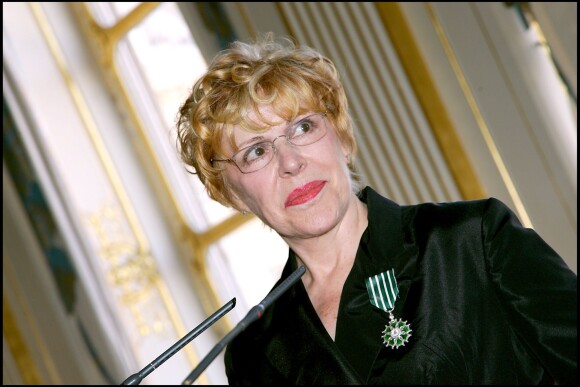 Sylvie Joly au ministère de la Culture où elle recevait les insignes de chevalier dans l'ordre des Arts et des Lettres, le 7 juin 2006.