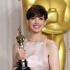 Anne Hathaway (robe Prada), Oscar de la meilleure actrice dans un second rôle pour "Les Misérables" aux Oscars à Hollywood, le 24 février 2013.