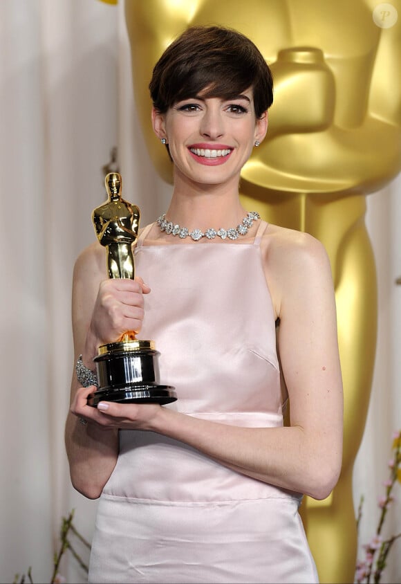 Anne Hathaway (robe Prada), Oscar de la meilleure actrice dans un second rôle pour "Les Misérables" aux Oscars à Hollywood, le 24 février 2013.