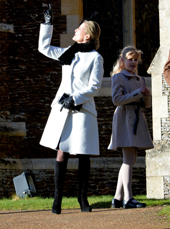 Sophie, la comtesse de Wessex et sa fille Lady Louise à la messe de Noël à l'église St Mary Magdalene à Sandringham, le 25 décembre 2013.