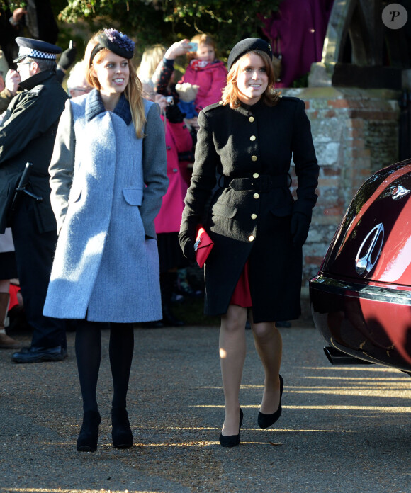 La princesse Beatrice d'York et la princesse Eugenie d'York à la messe de Noël à l'église St Mary Magdalene à Sandringham, le 25 décembre 2013.