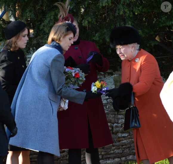 La princesse Beatrice d'York, Zara Phillips, la princesse Eugenie d'York et la reine Elisabeth II à la messe de Noël à l'église St Mary Magdalene à Sandringham, le 25 décembre 2013.