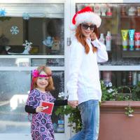 Alyson Hannigan : Mère Noël pétillante et joueuse avec son adorable Satyana