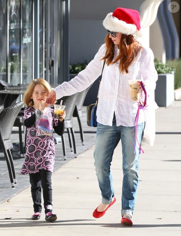Alyson Hannigan et sa fille Satyana dans les rues de Santa Monica, le 24 décembre 2013.