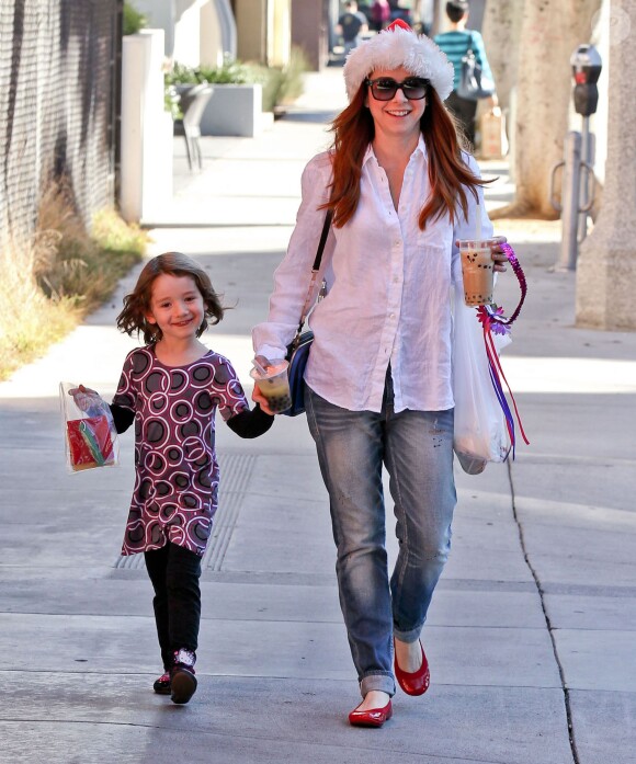 Alyson Hannigan et sa fille Satyana à Santa Monica, le 24 décembre 2013.