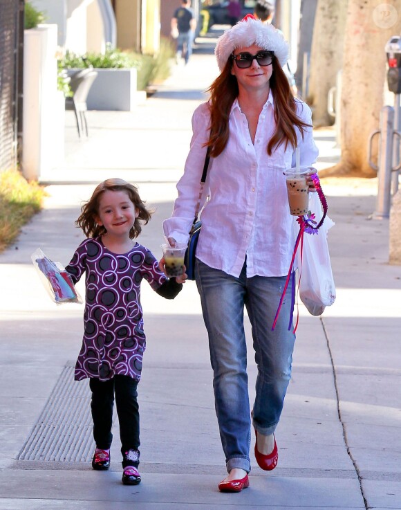Alyson Hannigan et sa fille Satyana en virée shopping dans les rues de Santa Monica, le 24 décembre 2013.