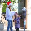 Alyson Hannigan et sa fille Satyana font du shopping à Santa Monica, le 24 décembre 2013.