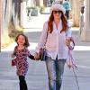 Alyson Hannigan et sa fille Satyana font du shopping à Santa Monica, le 24 décembre 2013.