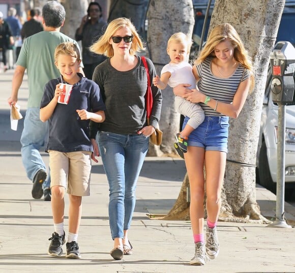 Reese Witherspoon emmène ses enfants Ava, Deacon, et Tennessee déjeuner à Westwood, le 20 décembre 2013
