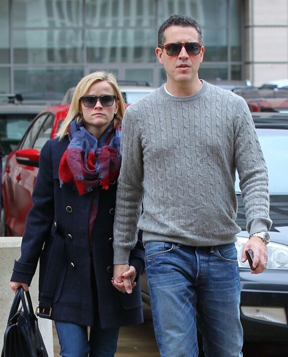 Reese Witherspoon et son mari Jim Toth se rendent dans un cabinet medical à Los Angeles. Le 19 décembre 2013