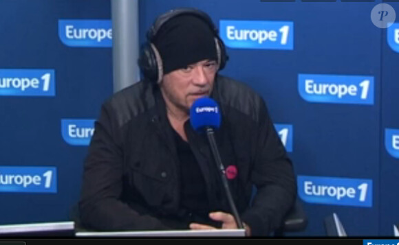 Pascal Obispo répond à Nikos Aliagas dans Les Incontournables sur Europe 1, le 30 novembre 2013.