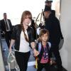 Jessica Alba arrive en famille à l'aéroport de Los Angeles, le 21 décembre 2013.