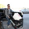 Jessica Alba arrive en famille à l'aéroport de Los Angeles, le 21 décembre 2013.