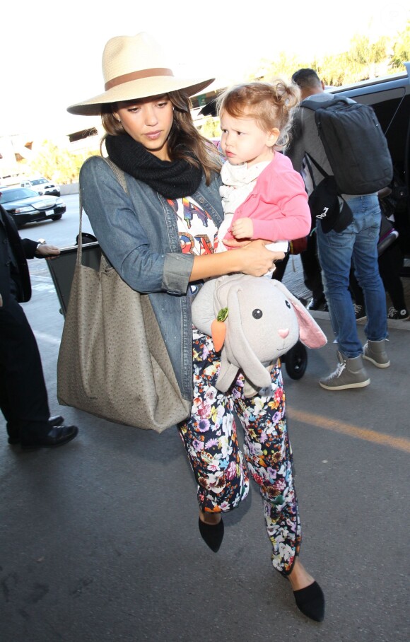 Jessica Alba et la petite Haven, 2 ans, arrivent à l'aéroport de Los Angeles, le 21 décembre 2013.