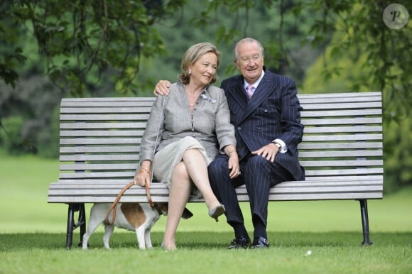 Portrait de la reine Paola et du roi Albert II de Belgique le 17 juin 2008 dans les jardins de Laeken, à Bruxelles.