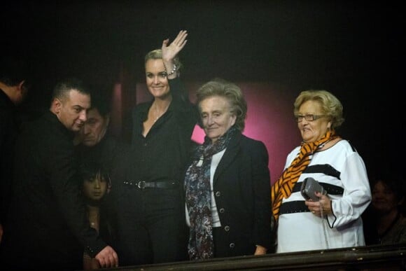 Exclusif - Bernadette Chirac, Laeticia Hallyday et sa grand-mère, au concert caritatif de Johnny Hallyday au Trianon à Paris, le 15 décembre 2013.