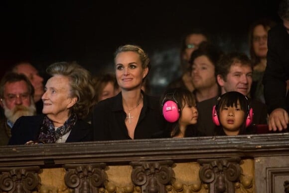 Exclusif - Laeticia Hallyday avec ses filles Jade et Joy et Bernadette Chirac au Trianon pour le concert caritatif de Johnny Hallyday le 15 décembre 2013 à Paris.