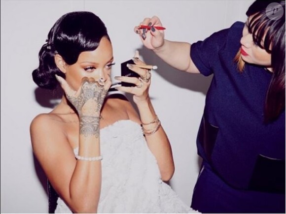 Rihanna en pleins préparatifs avec sa maquilleuse Mylah Morales. New York, le 31 décembre 2013.