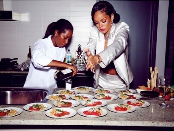Rihanna a cuisiné pour ses amis, invités chez elle au soir du Nouvel An. New York, le 31 décembre 2013.