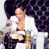 Rihanna et ses amis, à table au soir du Nouvel An. New York, le 31 décembre 2013.