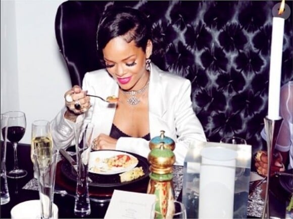 Rihanna et ses amis, à table au soir du Nouvel An. New York, le 31 décembre 2013.