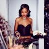 Rihanna, aux fourneaux pour ses amis, invités chez elle au soir du Nouvel An. New York, le 31 décembre 2013.