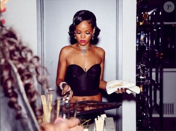 Rihanna, aux fourneaux pour ses amis, invités chez elle au soir du Nouvel An. New York, le 31 décembre 2013.