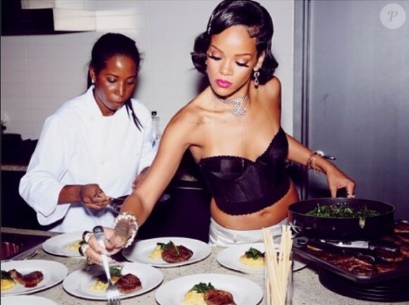Rihanna, aidée par sa chef Debbie Solomon, a cuisiné pour ses amis au soir du Nouvel An. New York, le 31 décembre 2013.