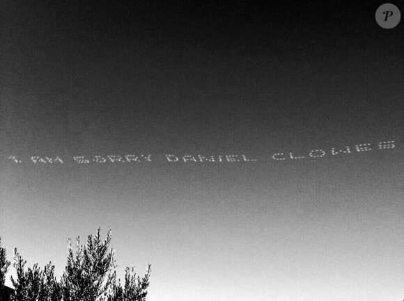Message dans le ciel de Los Angeles du 1er janvier 2014 : "Je suis désolé Daniel Clowes", attribué à Shia LaBeouf après avoir admis avoir plagié l'oeuvre de l'auteur-dessinateur pour faire son court métrage HowardCantour.com.