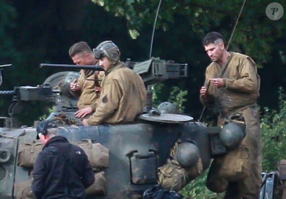 Brad Pitt et Shia LaBeouf sur le tournage du film Fury en Angleterre le 4 octobre 2013